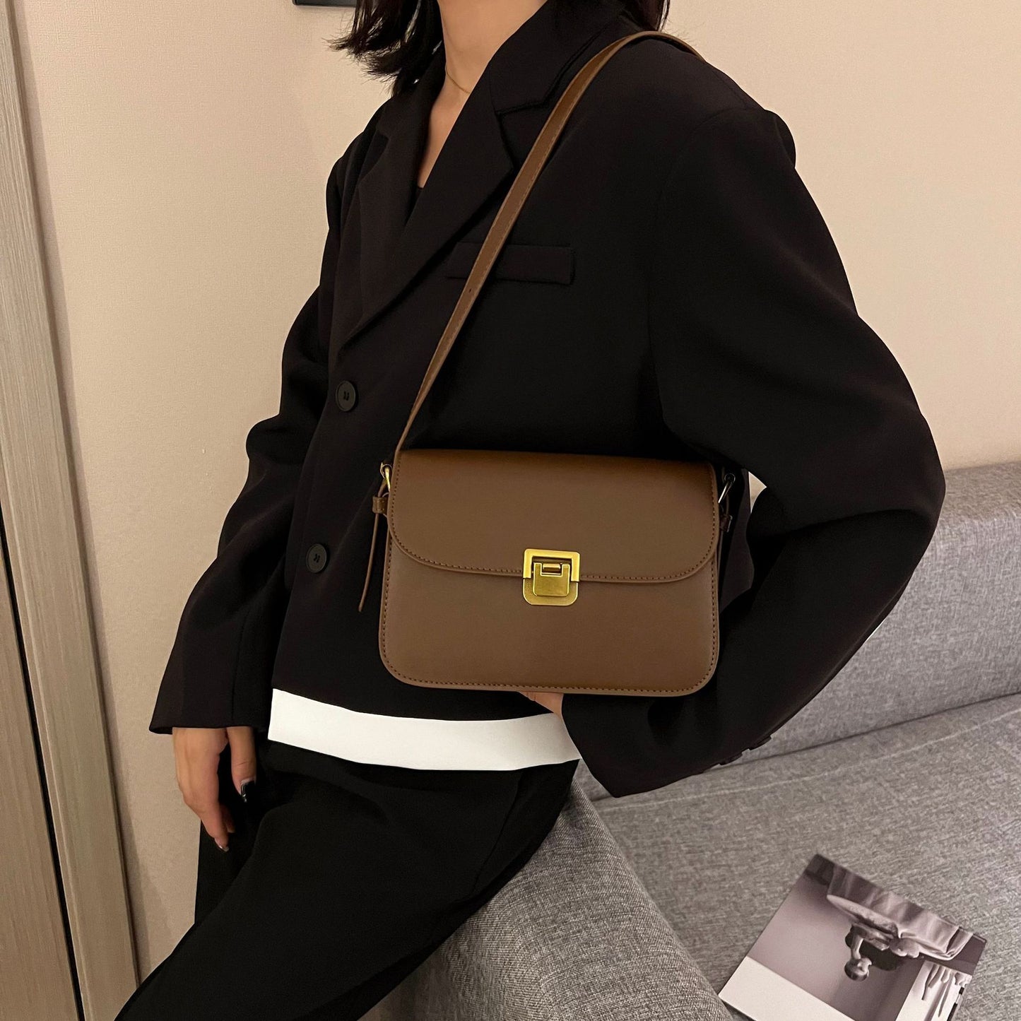 Elegant Women's Messenger Bag - Simple and Stylish Design