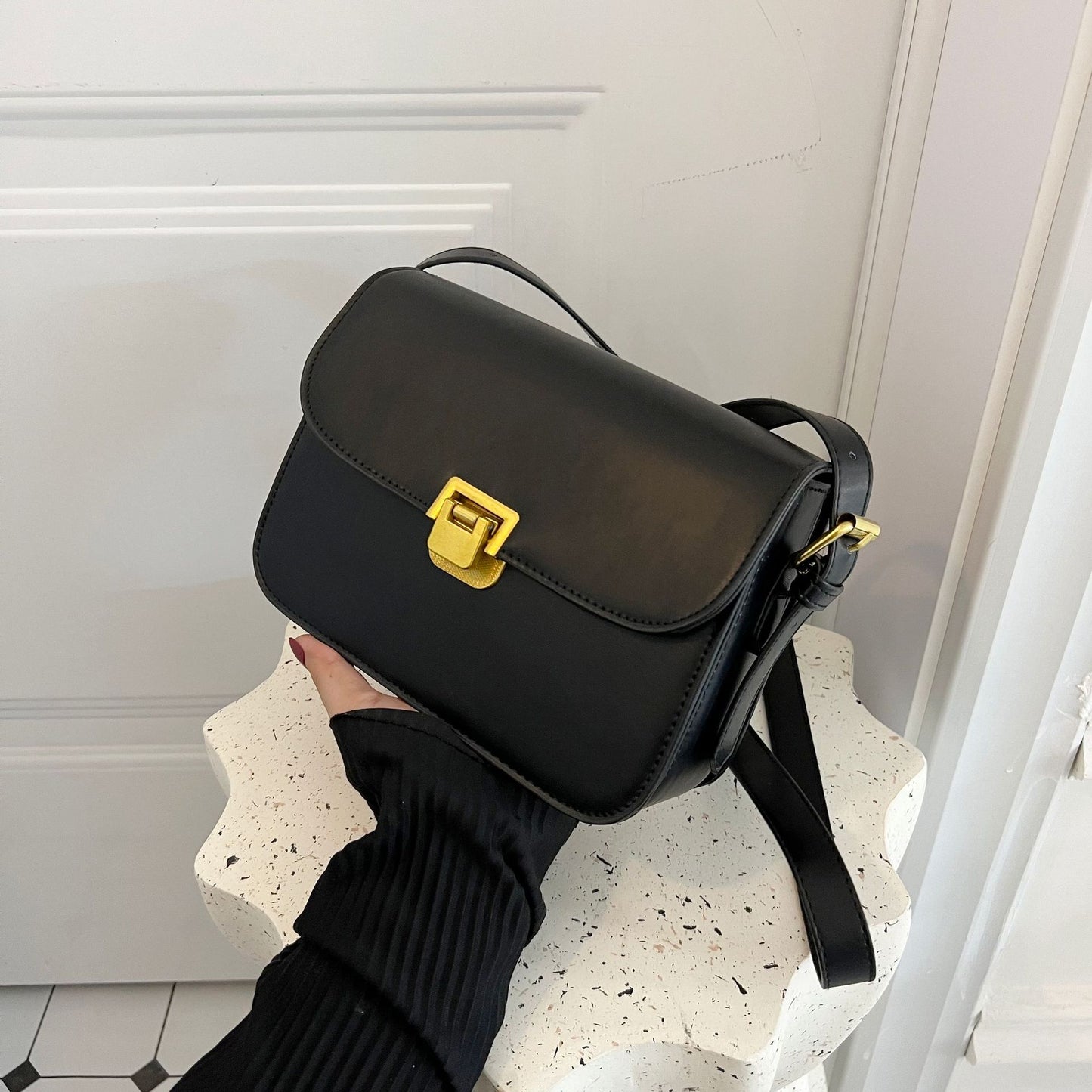 Elegant Women's Messenger Bag - Simple and Stylish Design