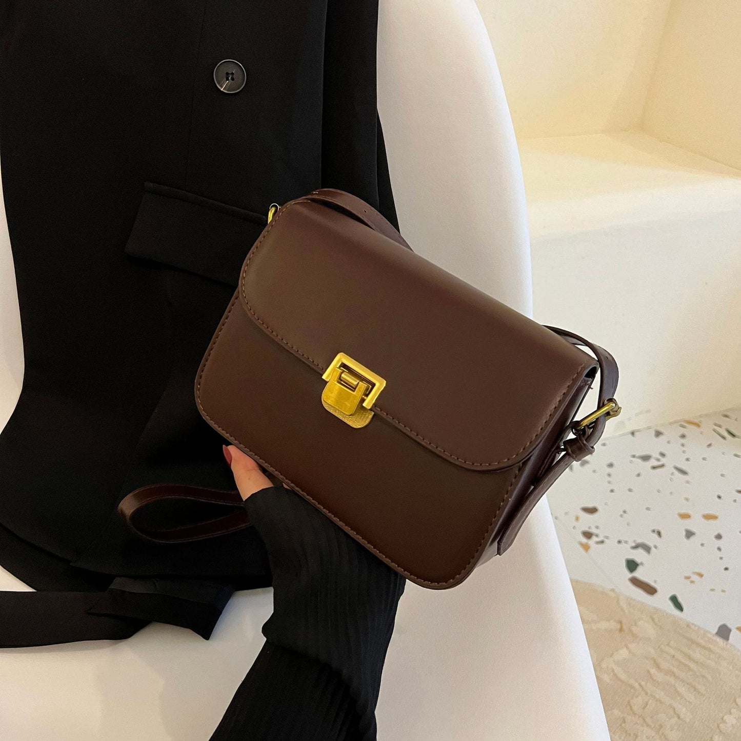 Elegant Women's Messenger Bag - Simple and Stylish Design