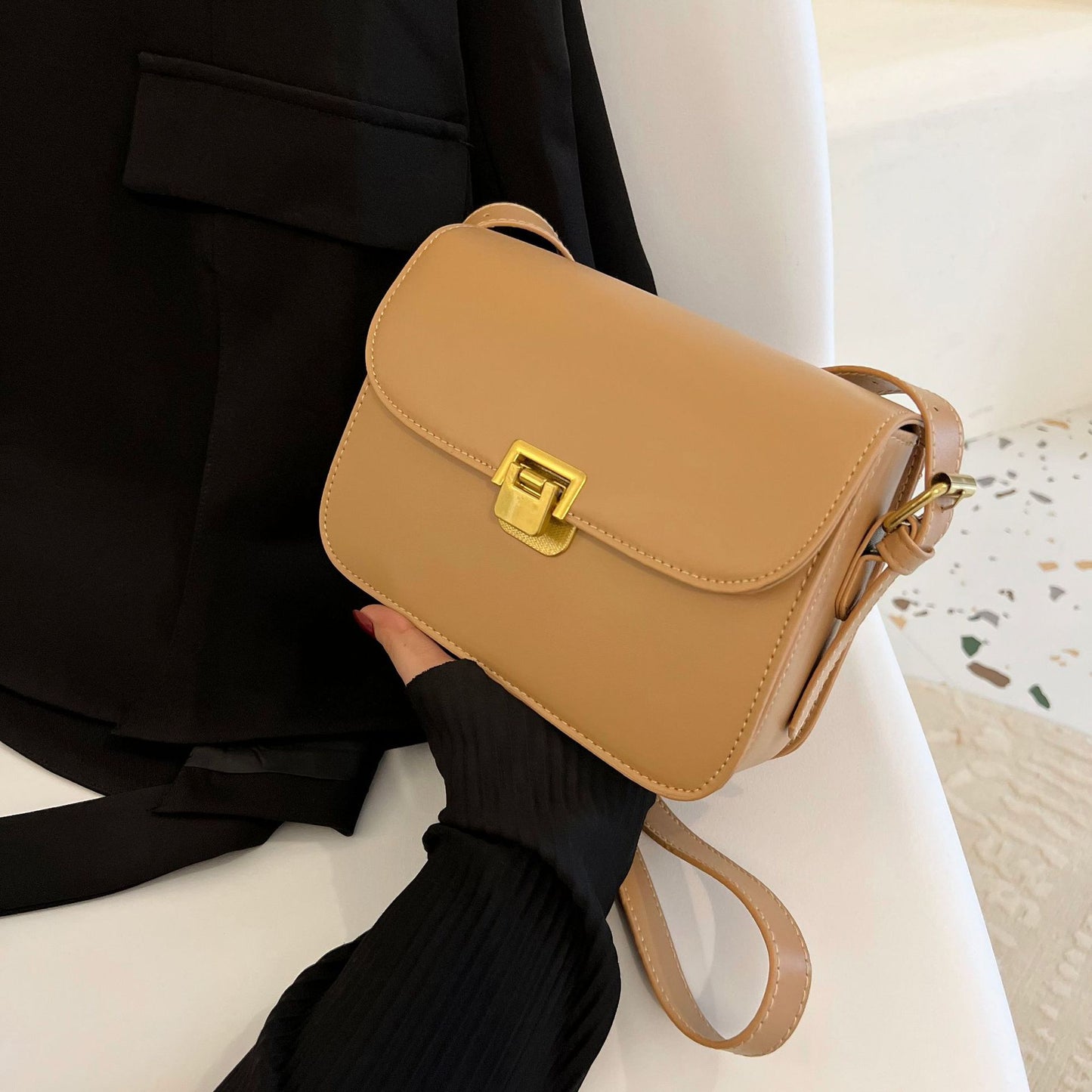Elegant Women's Messenger Bag - Simple and Stylish Design