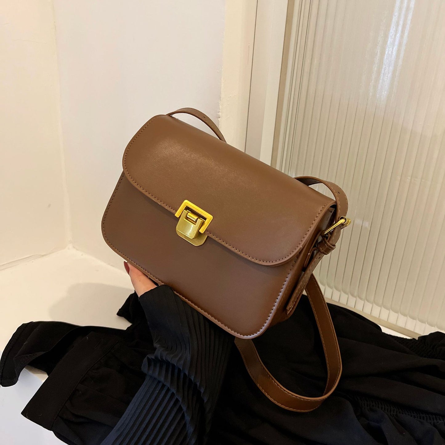 Elegant Women's Messenger Bag - Simple and Stylish Design