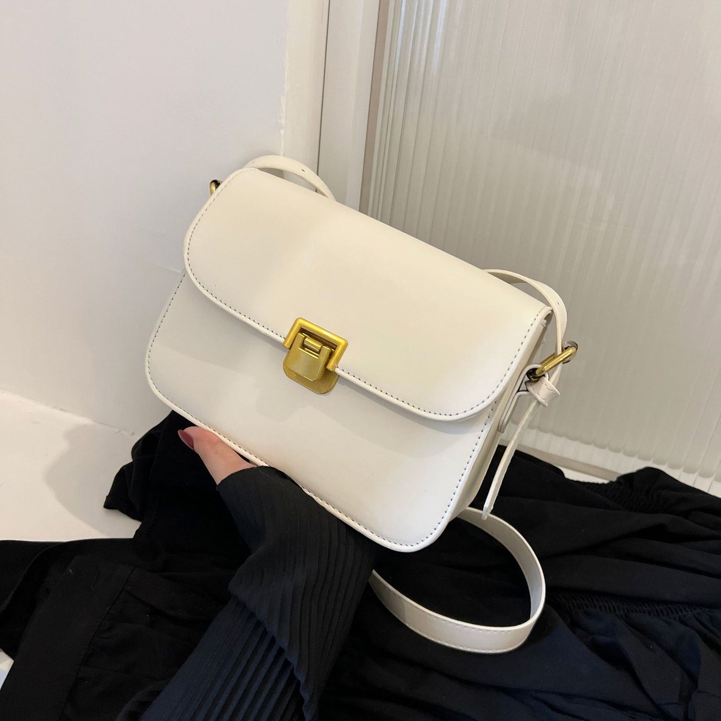 Elegant Women's Messenger Bag - Simple and Stylish Design