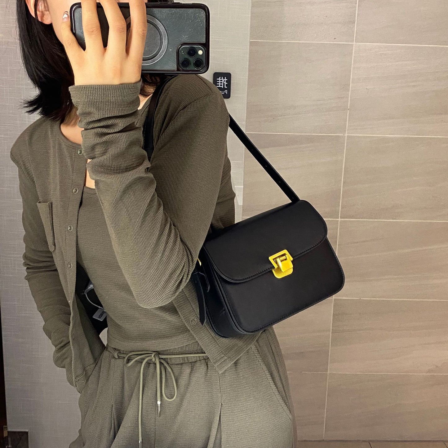Elegant Women's Messenger Bag - Simple and Stylish Design